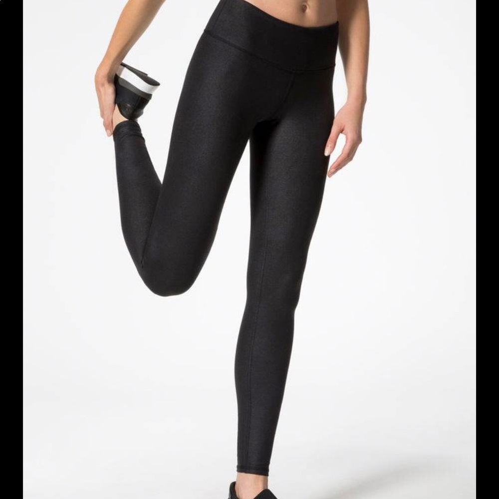 Worn once. Alo Yoga Airbrush Legging Glossy Black